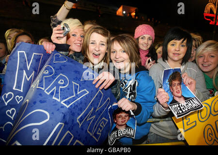 Die Fans von X Factor Finalist Eoghan Quigg warten auf seinen Auftritt in der Guildhall in Londonderry. Stockfoto