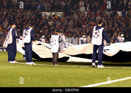 Fußball - UEFA Champions League - Gruppe E - Manchester United / VFB Stuttgart. Ballboys und Mädchen umgeben den riesigen Starball Stockfoto