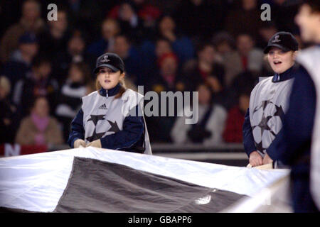 Fußball - UEFA Champions League - Gruppe E - Manchester United / VFB Stuttgart. Ballboys und Mädchen umgeben den riesigen Starball Stockfoto