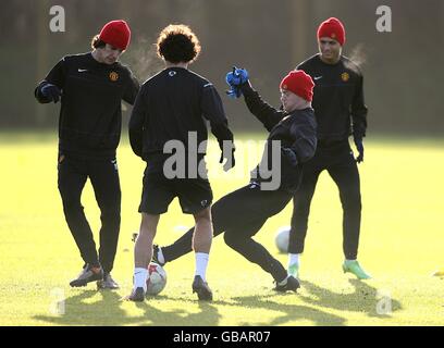 Fußball - UEFA Champions League - Gruppe E - Manchester United / Aab Aalborg - Manchester United Training - Carrington. Wayne Rooney von Manchester United fordert Rafael Da Silva und Rodrigo Possebon heraus Stockfoto