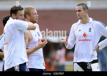 Kevin Pietersen (rechts) spricht mit Andrew Flintoff (Mitte) und Steve Harmison (links) während der ersten Trainingseinheit Englands im M. A. Chidambaram Stadium in Chennai, Indien. Stockfoto