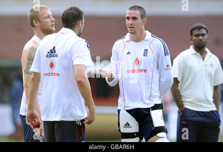 Kevin Pietersen (zweiter rechts) spricht mit Andrew Flintoff (links) und Steve Harmison während der ersten Trainingseinheit Englands im M. A. Chidambaram Stadium in Chennai, Indien. Stockfoto