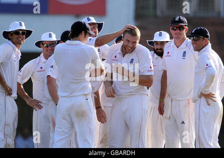 Der englische Andrew Flintoff wird gratuliert, nachdem er am zweiten Tag des ersten Testkampfes im M. A. Chidambaram Stadium in Chennai, Indien, das Wicket des indischen Sachin Tendulkar gewonnen hat. Stockfoto