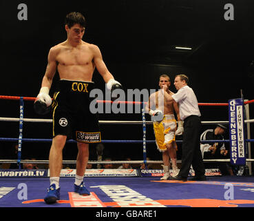 Boxen - Weltmeisterschaft Boxen - London Excel Arena. Swindon Middleweight Jamie Cox (schwarze Shorts) gegen Worcestershire's Ernie Smith (gelbe Shorts) in der London Excel Arena. Stockfoto