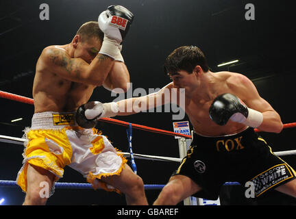 Boxen - Weltmeisterschaft Boxen - London Excel Arena. Swindon Middleweight Jamie Cox (schwarze Shorts) gegen Worcestershire's Ernie Smith (gelbe Shorts) in der London Excel Arena. Stockfoto