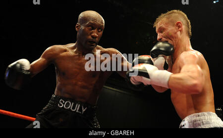 Boxen - Weltmeisterschaft Boxen - London Excel Arena. Parisian Light Welterweight Souleymane M'Baye (links) gegen Rhonndas Barrie Jones in der Londoner Excel Arena. Stockfoto