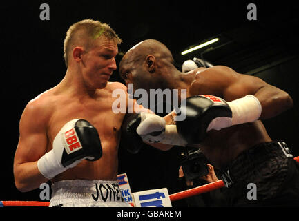 Boxen - Weltmeisterschaft Boxen - London Excel Arena. Parisian Light Welterweight Souleymane M'Baye (links) gegen Rhonndas Barrie Jones in der Londoner Excel Arena. Stockfoto