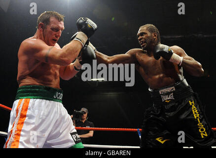 Audley Harrison (rechts) gegen Belfast's Martin Rogan in der London Excel Arena. Stockfoto