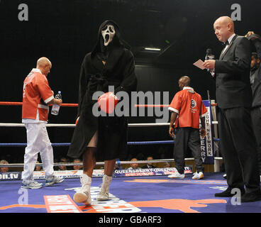 Boxen - Weltmeisterschaft Boxen - London Excel Arena. Deptford Light-Middleweight Anthony Small tritt vor seinem Kampf mit Steve Conway von Dewsbury in der Londoner Excel Arena in den Ring. Stockfoto