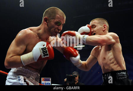 Boxen - Weltmeisterschaft Boxen - London Excel Arena. Cromer Featherweight Ryan Walsh (schwarze Shorts) gegen Johnny Greaves (weiße Shorts) in der London Excel Arena. Stockfoto