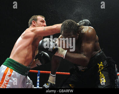 Audley Harrison (rechts) gegen Belfast's Martin Rogan in der London Excel Arena. Stockfoto