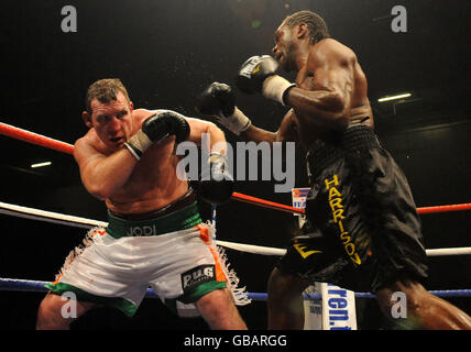 Audley Harrison (rechts) gegen Belfast's Martin Rogan in der London Excel Arena. Stockfoto