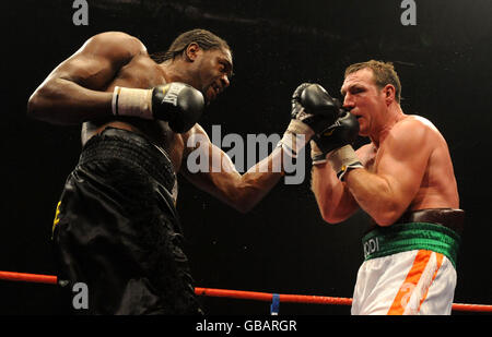 Audley Harrison (links) gegen den Belfaster Martin Rogan in der London Excel Arena. Stockfoto