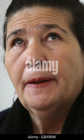 Maria ontone de Menezes, die Mutter von Jean Charles de Menzes, der von bewaffneten Polizeibeamten am U-Bahnhof Stockwell erschossen wurde, fotografiert bei der Pressevereinigung, Victoria, London. Stockfoto