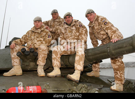 Kampfpanzerkommandant Corporal Bruce Fraser von der Royal Scots Dragoon Guards (zweiter rechts) mit seiner Besatzung (von links nach rechts), den Troopers David Nolan, Andrew Stewart, Bruce Fraser und Donald Kennedy, in der Wessex Kaserne in Bad Fallingbostel, Deutschland, nach der Rückkehr aus dem Irak. Stockfoto