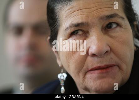 Maria ontone de Menezes, die Mutter von Jean Charles de Menzes, der von bewaffneten Polizeibeamten am U-Bahnhof Stockwell erschossen wurde, fotografiert bei der Pressevereinigung, Victoria, London. Stockfoto