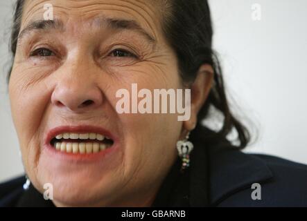 Maria ontone de Menezes, die Mutter von Jean Charles de Menzes, der von bewaffneten Polizeibeamten am U-Bahnhof Stockwell erschossen wurde, fotografiert bei der Pressevereinigung, Victoria, London. Stockfoto