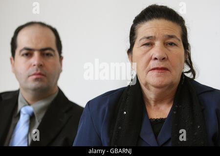 Giovani da Silva und Maria ontone de Menezes, der ältere Bruder und die Mutter von Jean Charles de Menzes, der von bewaffneten Polizisten am U-Bahnhof Stockwell getötet wurde, fotografiert von der Pressevereinigung, Victoria, London. Stockfoto