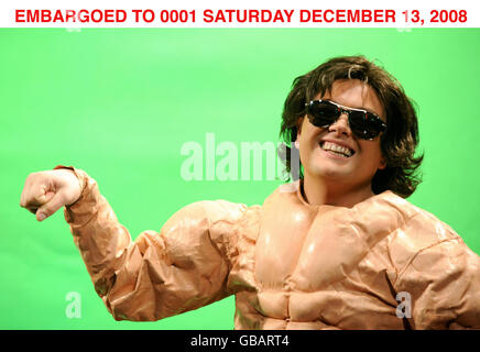 Alan Carr als Tom Jones während der Dreharbeiten zum Sunday Night Project. Die Show wird auf Channel 4, Sonntag, 14. Dezember @ 2200 übertragen. Stockfoto