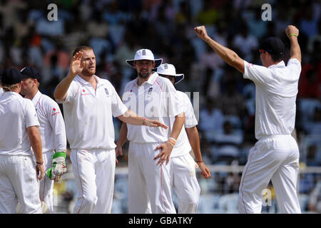 Der englische Andrew Flintoff wird nach der Einnahme des Wickels des indischen Zaheer Khan, LBW for1 am dritten Tag des ersten Testkampfes im M. A. Chidambaram Stadium in Chennai, Indien, gratuliert. Stockfoto