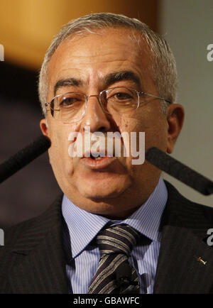 Der palästinensische Ministerpräsident Salam Fayyad hält eine Rede auf der Palästinensischen Investitionskonferenz in London. Stockfoto