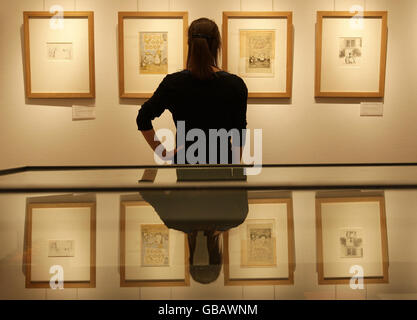 Ein Besucher von Sothebys Auktionshaus sieht sich eine Auswahl von Illustrationen von „Winnie the Pooh“ von E H Shepard an, die Teil einer Sammlung von Illustrationen und Büchern von „Winnie the Pooh“ sind, die am 17. Dezember auf einer Auktion verkauft werden. Stockfoto