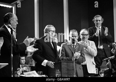 Standing Ovation für Harold Wilson nach seiner Rede, die den Premierminister angreift und seine eigene Politik zur Bekämpfung der Inflation vorgibt. Von links nach rechts: Tom Driberg, Harold Wilson, Ron Hayward, Sir Harry Nichola und Tony Benn. Stockfoto