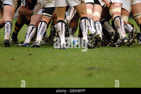 Zwischen den Beinen des Edinburgh Rugby liegt ein Ball Spieler, wie sie ein Gedränge bestreiten Stockfoto