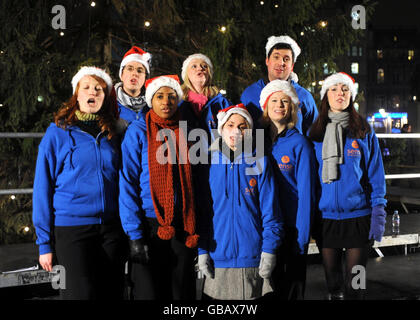 Mitglieder von Hear Me Now! Die am BBC-Talentwettbewerb 'Last Choir Standing' teilgenommen haben, treten bei einem Weihnachtslied-Konzert in Aid of SENSE auf - einer Wohltätigkeitsorganisation zur Unterstützung ohrenblinder Menschen - im Trafalgar Square im Zentrum von London. Stockfoto