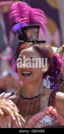 French CanCan-Tänzerinnen durchführen und Tanz bei der jährlichen Summer Solstice Parade in Santa Barbara, Kalifornien. Stockfoto