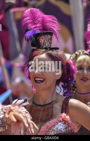 French CanCan-Tänzerinnen durchführen und Tanz bei der jährlichen Summer Solstice Parade in Santa Barbara, Kalifornien. Stockfoto