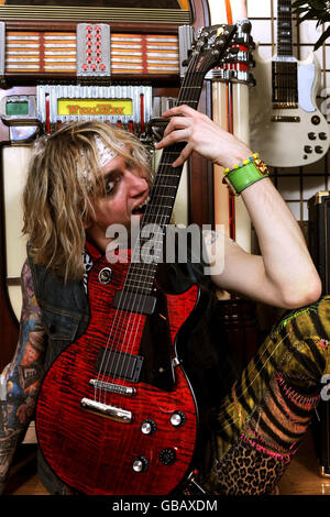 Justin Hawkins und heiße Bein starten die Gibson Dark Fire Gitarre - London Stockfoto