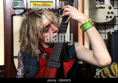 Justin Hawkins der ehemalige Leadsänger von The Darkness bringt die Gibson Dark Fire Guitar mit seiner neuen Band Hot Leg im Gibson Guitar Studio in London auf den Markt. Stockfoto