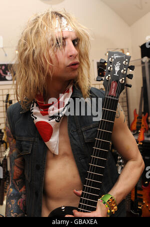 Justin Hawkins und heiße Bein starten die Gibson Dark Fire Gitarre - London Stockfoto