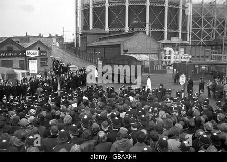 Allgemeine Szenen im Saltley Coke Depot in Birmingham, als die Bergleute versuchen, das Depot während ihres Streiks zu schließen. Eine Rede von Arthur Scargill, einem Aktivist des Yorkshire Miners, überzeugte Zehntausende Arbeiter aus Birmingham, in Sympathie mit den Bergleuten in den Streik zu treten, und viele von ihnen schlossen sich den Streikposten in Saltley an. Das bedeutete, dass sie die riesige Polizeipräsenz überzählten und die Tore von Saltley endlich geschlossen wurden. Stockfoto