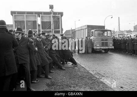 Allgemeine Szenen im Saltley Coke Depot in Birmingham, als die Bergleute versuchen, das Depot während ihres Streiks zu schließen. Eine Rede von Arthur Scargill, einem Aktivist des Yorkshire Miners, überzeugte Zehntausende Arbeiter aus Birmingham, in Sympathie mit den Bergleuten in den Streik zu treten, und viele von ihnen schlossen sich den Streikposten in Saltley an. Das bedeutete, dass sie die riesige Polizeipräsenz überzählten und die Tore von Saltley endlich geschlossen wurden. Stockfoto