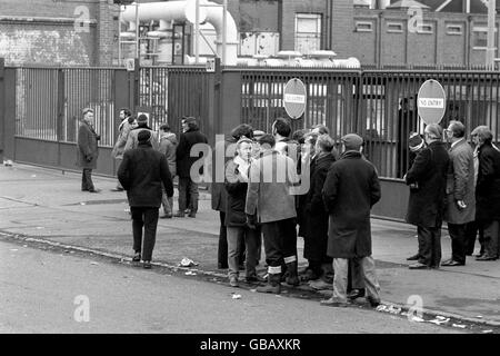 Allgemeine Szenen im Saltley Coke Depot in Birmingham, als die Bergleute versuchen, das Depot während ihres Streiks zu schließen. Eine Rede von Arthur Scargill, einem Aktivist des Yorkshire Miners, überzeugte Zehntausende Arbeiter aus Birmingham, in Sympathie mit den Bergleuten in den Streik zu treten, und viele von ihnen schlossen sich den Streikposten in Saltley an. Das bedeutete, dass sie die riesige Polizeipräsenz überzählten und die Tore von Saltley endlich geschlossen wurden. Stockfoto