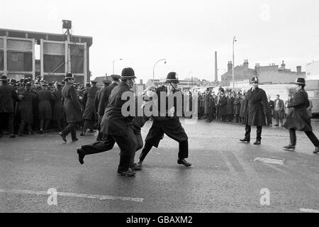 Allgemeine Szenen im Saltley Coke Depot in Birmingham, als die Bergleute versuchen, das Depot während ihres Streiks zu schließen. Eine Rede von Arthur Scargill, einem Aktivist des Yorkshire Miners, überzeugte Zehntausende Arbeiter aus Birmingham, in Sympathie mit den Bergleuten in den Streik zu treten, und viele von ihnen schlossen sich den Streikposten in Saltley an. Das bedeutete, dass sie die riesige Polizeipräsenz überzählten und die Tore von Saltley endlich geschlossen wurden. Stockfoto