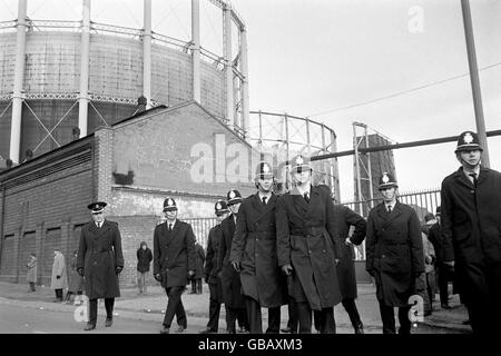 Allgemeine Szenen im Saltley Coke Depot in Birmingham, als die Bergleute versuchen, das Depot während ihres Streiks zu schließen. Eine Rede von Arthur Scargill, einem Aktivist des Yorkshire Miners, überzeugte Zehntausende Arbeiter aus Birmingham, in Sympathie mit den Bergleuten in den Streik zu treten, und viele von ihnen schlossen sich den Streikposten in Saltley an. Das bedeutete, dass sie die riesige Polizeipräsenz überzählten und die Tore von Saltley endlich geschlossen wurden. Stockfoto