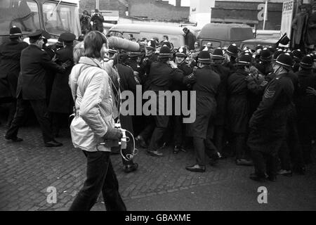 Allgemeine Szenen im Saltley Coke Depot in Birmingham, als die Bergleute versuchen, das Depot während ihres Streiks zu schließen. Eine Rede von Arthur Scargill, einem Aktivist des Yorkshire Miners, überzeugte Zehntausende Arbeiter aus Birmingham, in Sympathie mit den Bergleuten in den Streik zu treten, und viele von ihnen schlossen sich den Streikposten in Saltley an. Das bedeutete, dass sie die riesige Polizeipräsenz überzählten und die Tore von Saltley endlich geschlossen wurden. Stockfoto