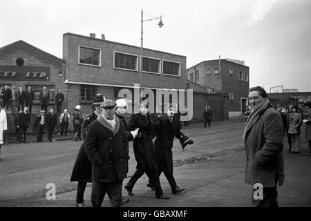 Allgemeine Szenen im Saltley Coke Depot in Birmingham, als die Bergleute versuchen, das Depot während ihres Streiks zu schließen. Eine Rede von Arthur Scargill, einem Aktivist des Yorkshire Miners, überzeugte Zehntausende Arbeiter aus Birmingham, in Sympathie mit den Bergleuten in den Streik zu treten, und viele von ihnen schlossen sich den Streikposten in Saltley an. Das bedeutete, dass sie die riesige Polizeipräsenz überzählten und die Tore von Saltley endlich geschlossen wurden. Stockfoto