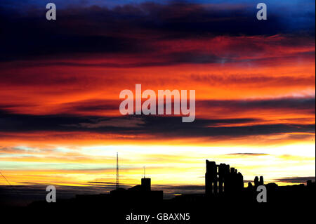 Tynemouth Sonnenaufgang. Die Morgendämmerung bricht über dem Priorat in Tynemouth. Stockfoto