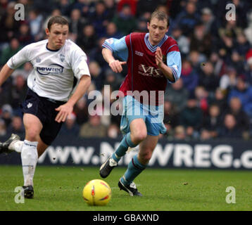 Fußball - Nationwide League Division One - Preston North End gegen Burnley. Paul McKenna von Preston North End kommt von Tony Grant von Burnley Stockfoto