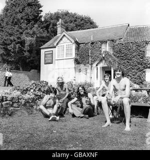 Fans, die noch am Watchfield Pop Festival teilnehmen, genießen sowohl Sonne als auch einen Drink im Royal Oak Public House, das dank eines Herzenswechsels des Vermieters Eric Thomas endlich seine Türen für die Festivalbesucher geöffnet hat. Stockfoto