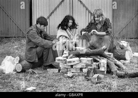 British Entertainment - Musik - Festivals - The Watchfield Free Music Festival - 1975. Festivalbesucher versuchen sich beim Watchfield Free Festival warm zu halten. Stockfoto