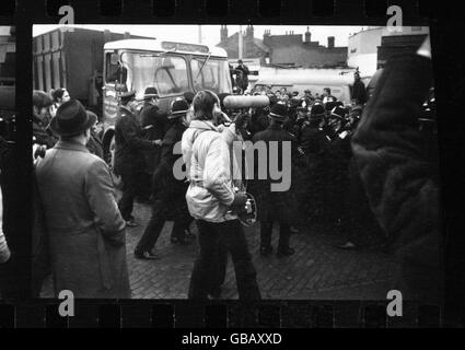 Allgemeine Szenen im Saltley Coke Depot in Birmingham, als die Bergleute versuchen, das Depot während ihres Streiks zu schließen. Eine Rede von Arthur Scargill, einem Aktivist des Yorkshire Miners, überzeugte Zehntausende Arbeiter aus Birmingham, in Sympathie mit den Bergleuten in den Streik zu treten, und viele von ihnen schlossen sich den Streikposten in Saltley an. Das bedeutete, dass sie die riesige Polizeipräsenz überzählten und die Tore von Saltley endlich geschlossen wurden. Stockfoto