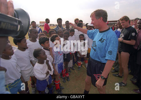 ALEX FERGUSON, MANAGER VON MANCHESTER UNITED, GIBT DEN KINDERN TIPPS AUS TEMBISA TOWNSHIP Stockfoto