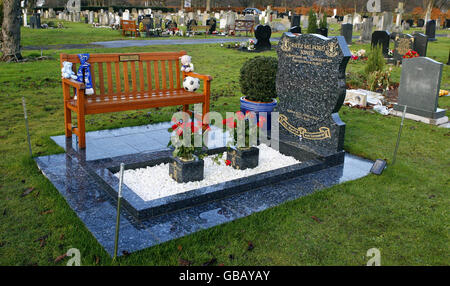 Das Grab des ermordeten Schuljungen Rhys Jones, der im August 2007 auf dem Parkplatz vor dem Fir Tree Public House in Croxteth erschossen wurde. Stockfoto