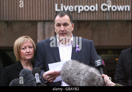 Melanie und Steven Jones sprechen vor dem Liverpooler Crown Court, wo Sean Mercer, 18, des Mordes an ihrem 11-jährigen Sohn Rhys für schuldig befunden wurde. Stockfoto