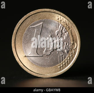 Euro-Wechselkurs in Pfund. Eine 1-Euro-Münze. Stockfoto